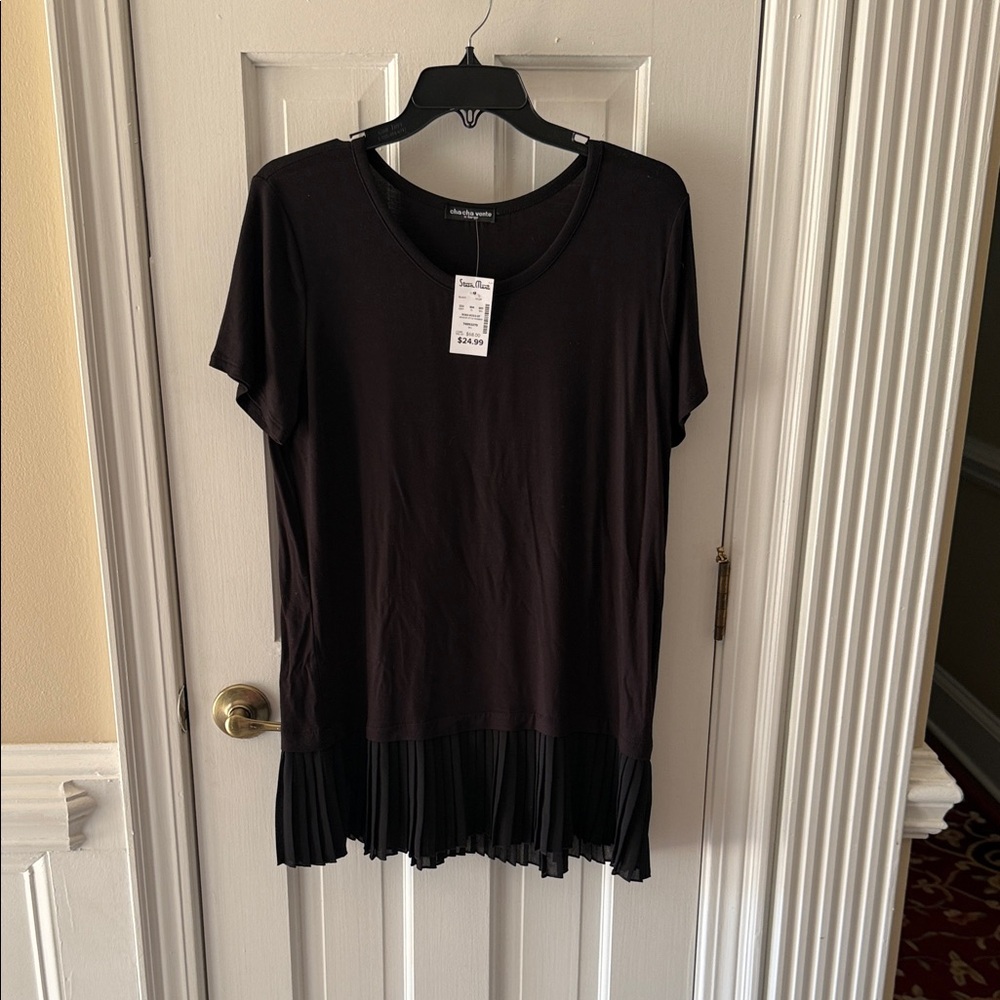 Cha Cha Vente Black Pleated Hem Tee